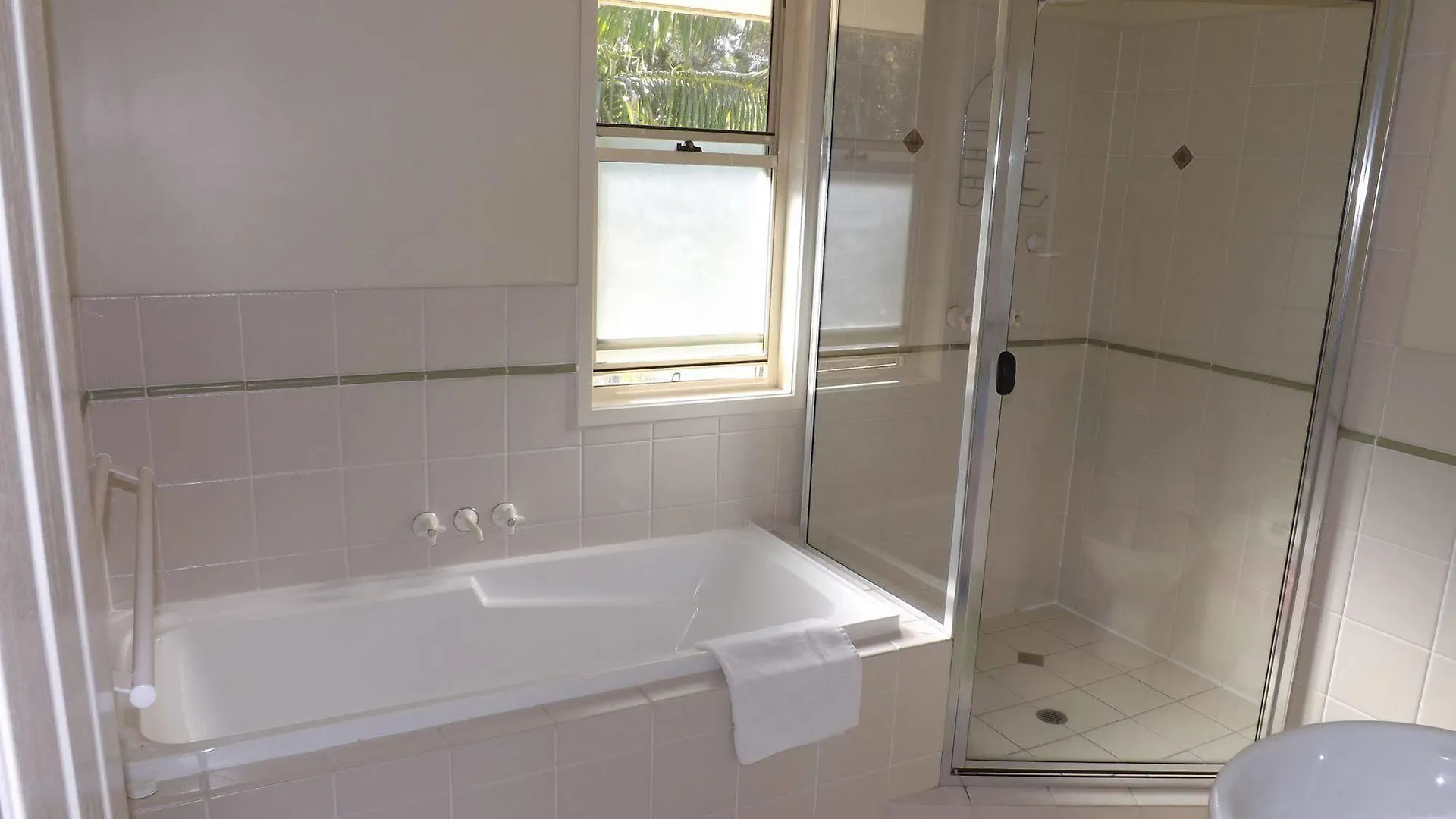 Treetops Lakeside Apartments Byron Bay